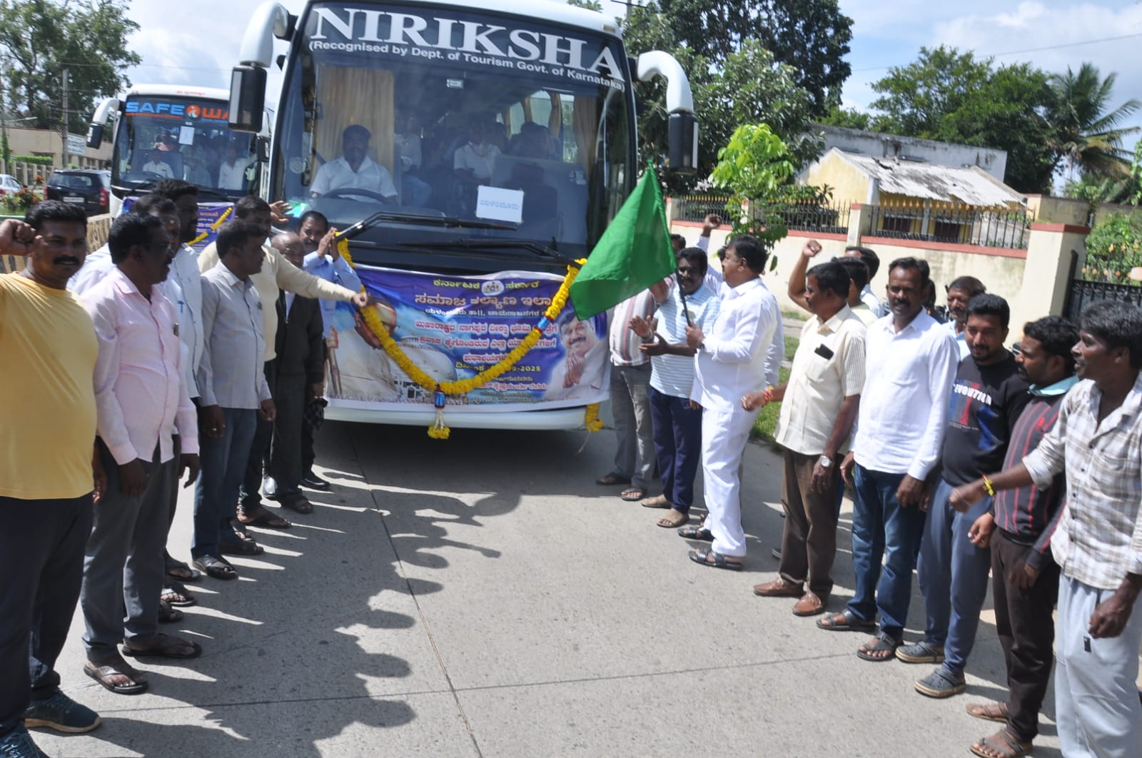 MLA AR Krishnamurthy gives green light to vehicles leaving Kollegala for Ambedkar Dhiksha Bhoomi.