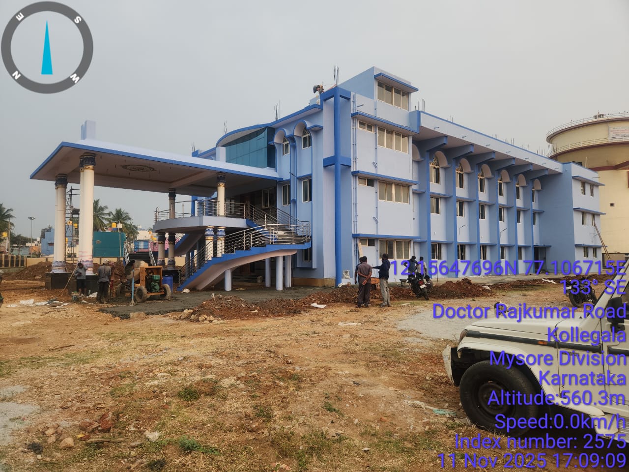 ಕೊಳ್ಳೇಗಾಲ ಅಂಬೇಡ್ಕರ್ ಭವನ ಕಾಮಗಾರಿಗೆ ತಾತ್ಕಾಲಿಕ ತಡೆ : ಬೀಗ ಜಡಿದ ಕೆ.ಆರ್. ಐ.ಡಿ.ಎಲ್. ಅಧಿಕಾರಿ