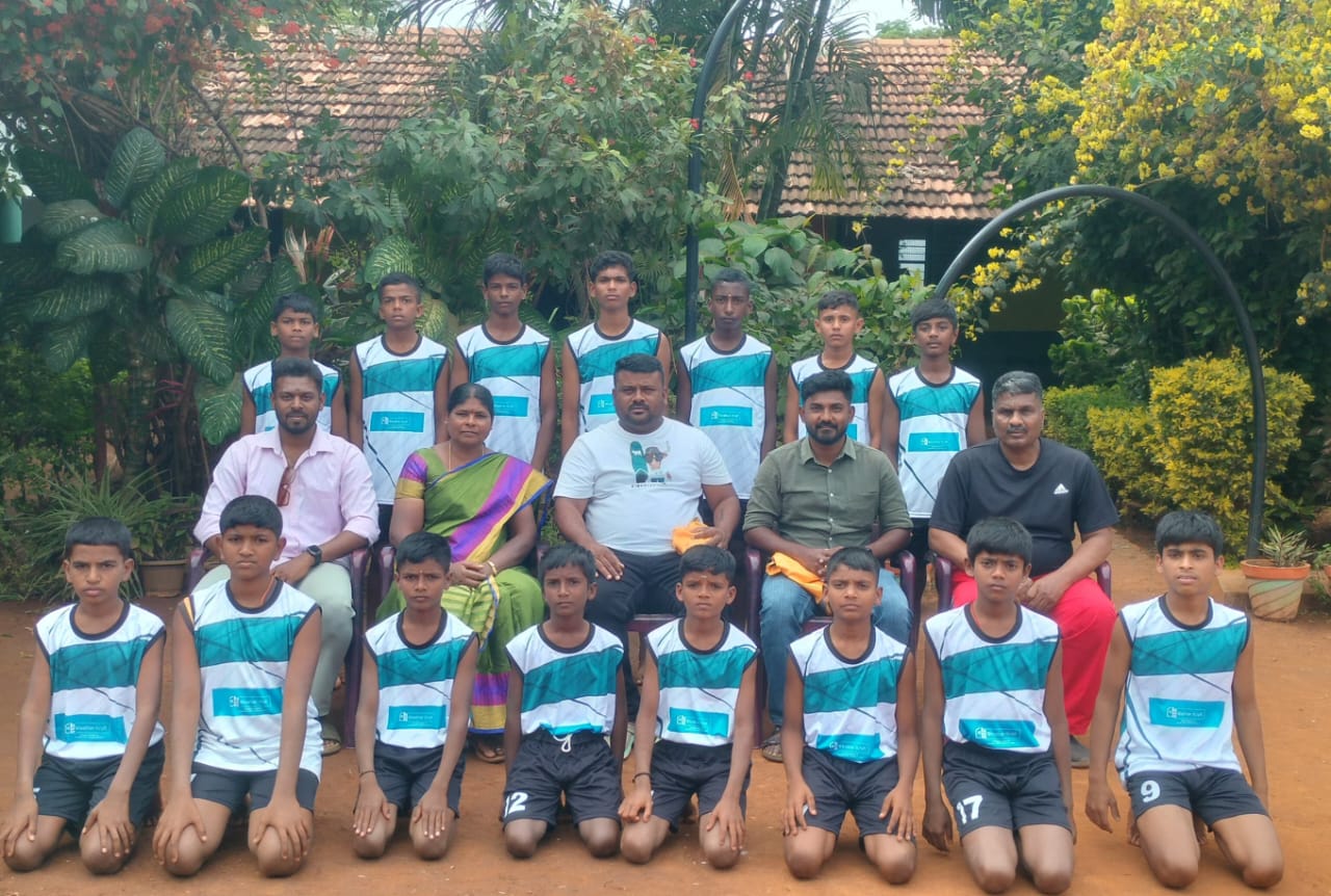 ಖೋ ಖೋ ತಂಡದ ಮಕ್ಕಳಿಗೆ ಸಮವಸ್ತ್ರ ವಿತರಿಸಿ ಶುಭ ಹಾರೈಸಿದ ಡಾ.ಗುರುಮೂರ್ತಿ